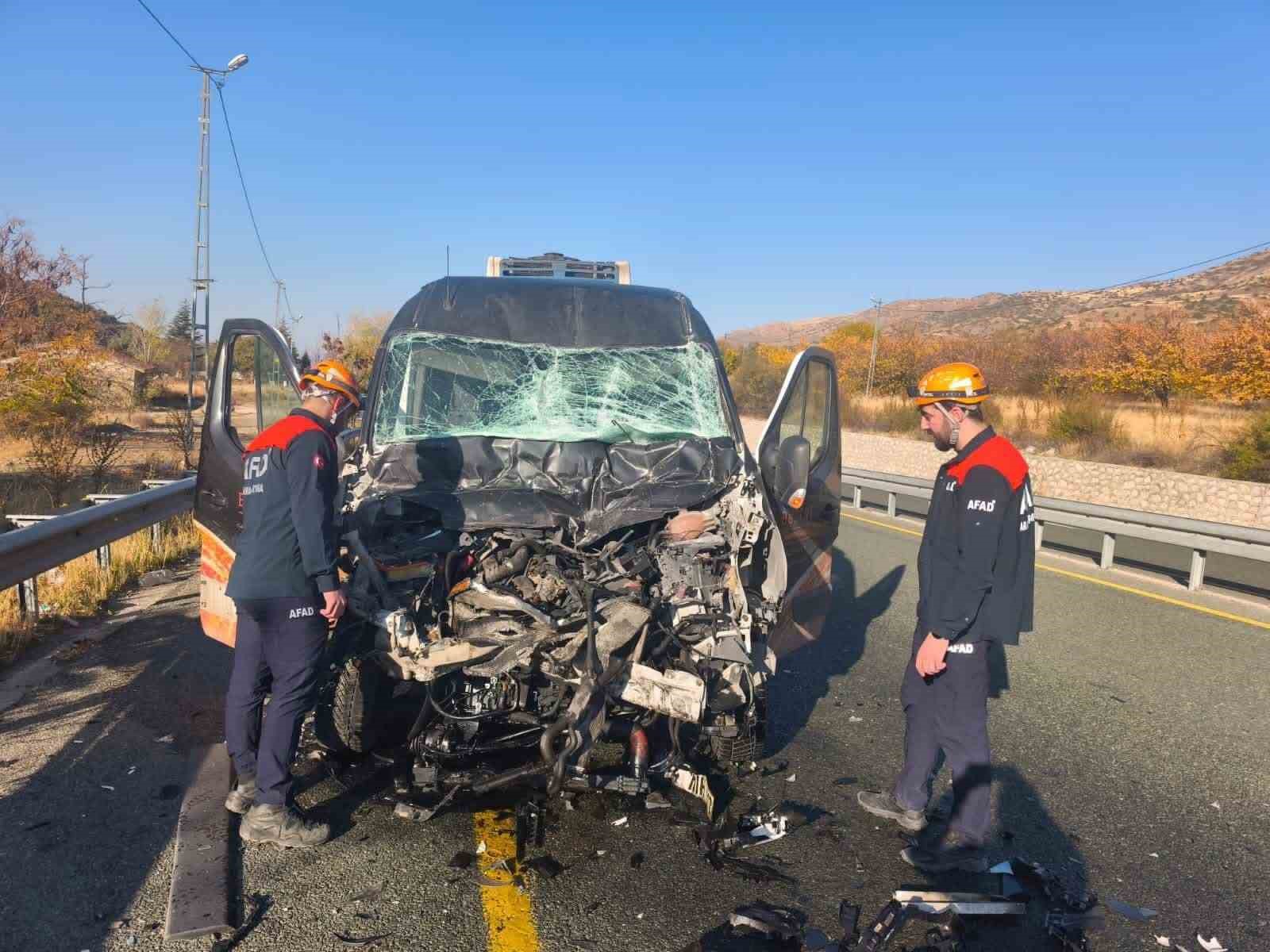 Elazığ’da minibüs ile kamyon çarpıştı: 1 yaralı