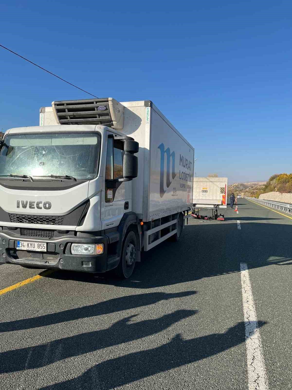 Elazığ&rsquo;da minib&uuml;s ile kamyon &ccedil;arpıştı: 1 yaralı
