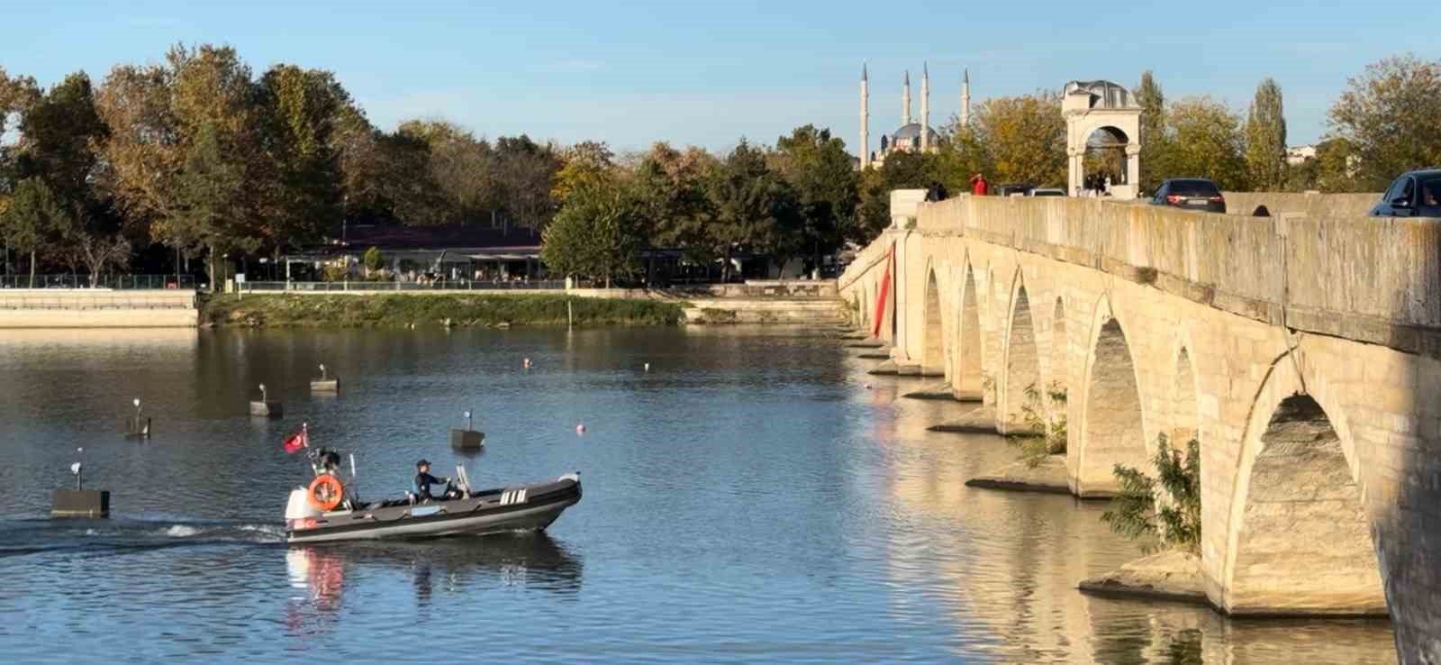Polis ve jandarmadan Yunanistan sınır hattında zodyak botla devriye
