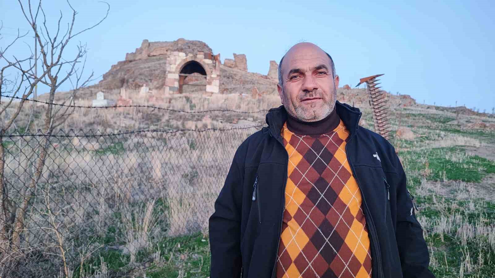 Selçuklu kalesi ve çevresindeki türbeler tarihe ışık tutuyor