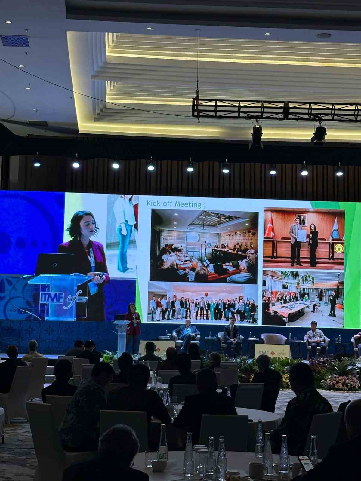 BU&Uuml;&rsquo;l&uuml; akademisyene b&uuml;y&uuml;k &ouml;d&uuml;l
