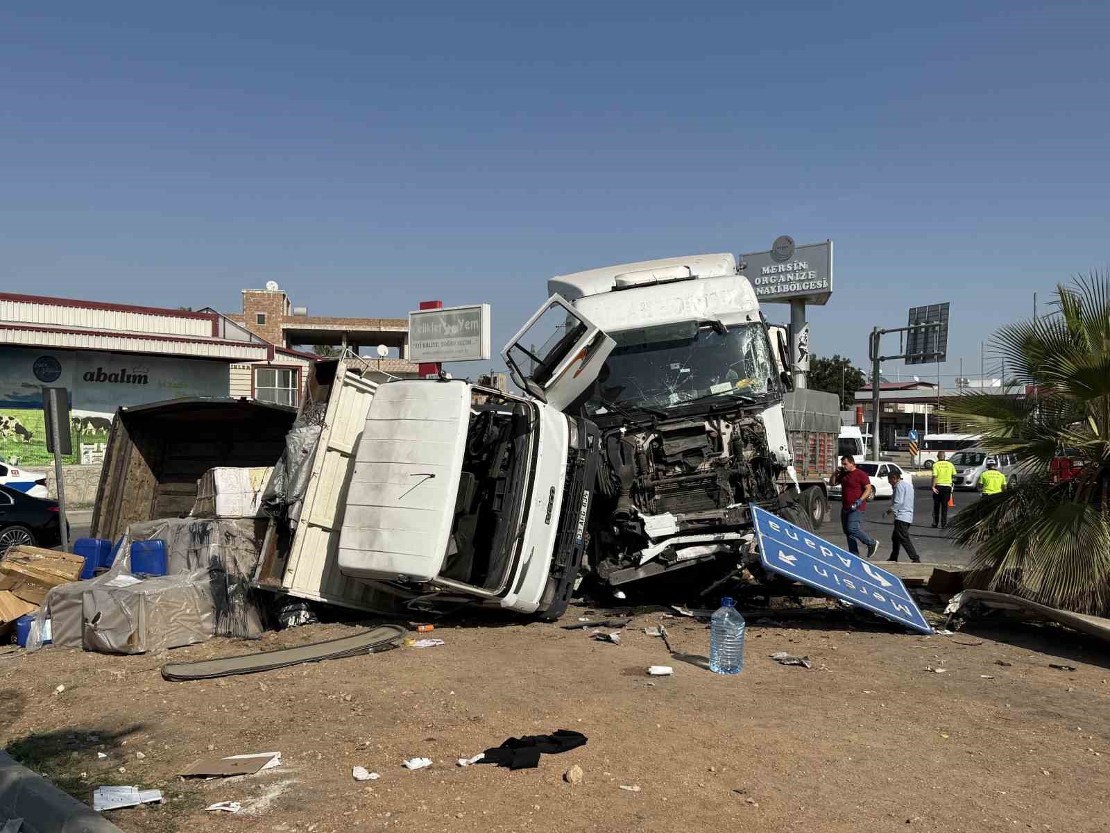 Mersin’de tırlar zincirleme kaza yaptı: 2 yaralı