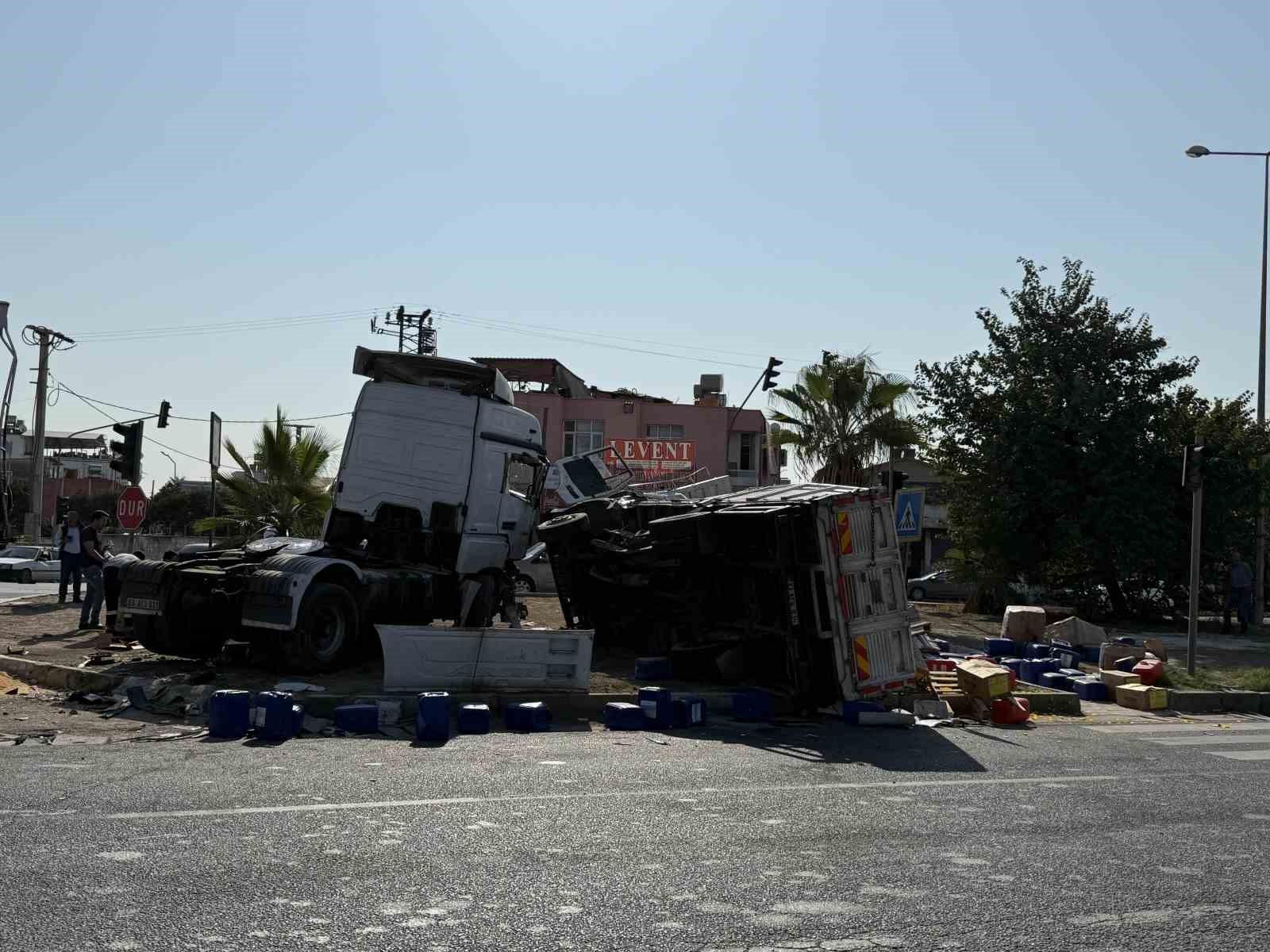 Mersin’de tırlar zincirleme kaza yaptı: 2 yaralı