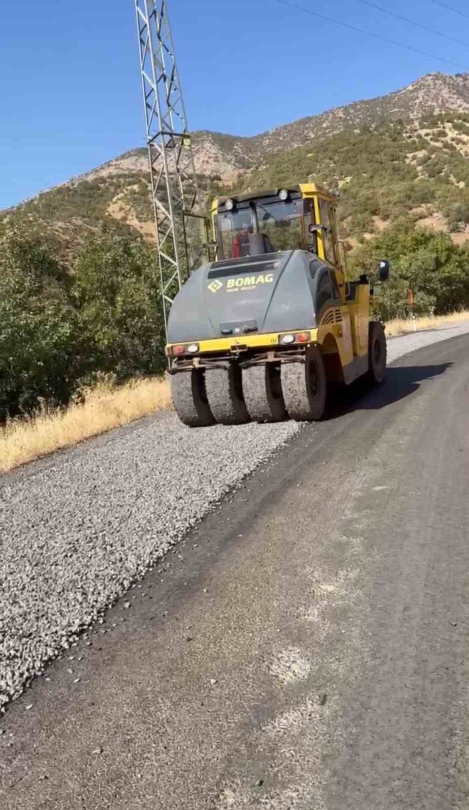 Bağlar k&ouml;y&uuml; yolunda asfalt &ccedil;alışması
