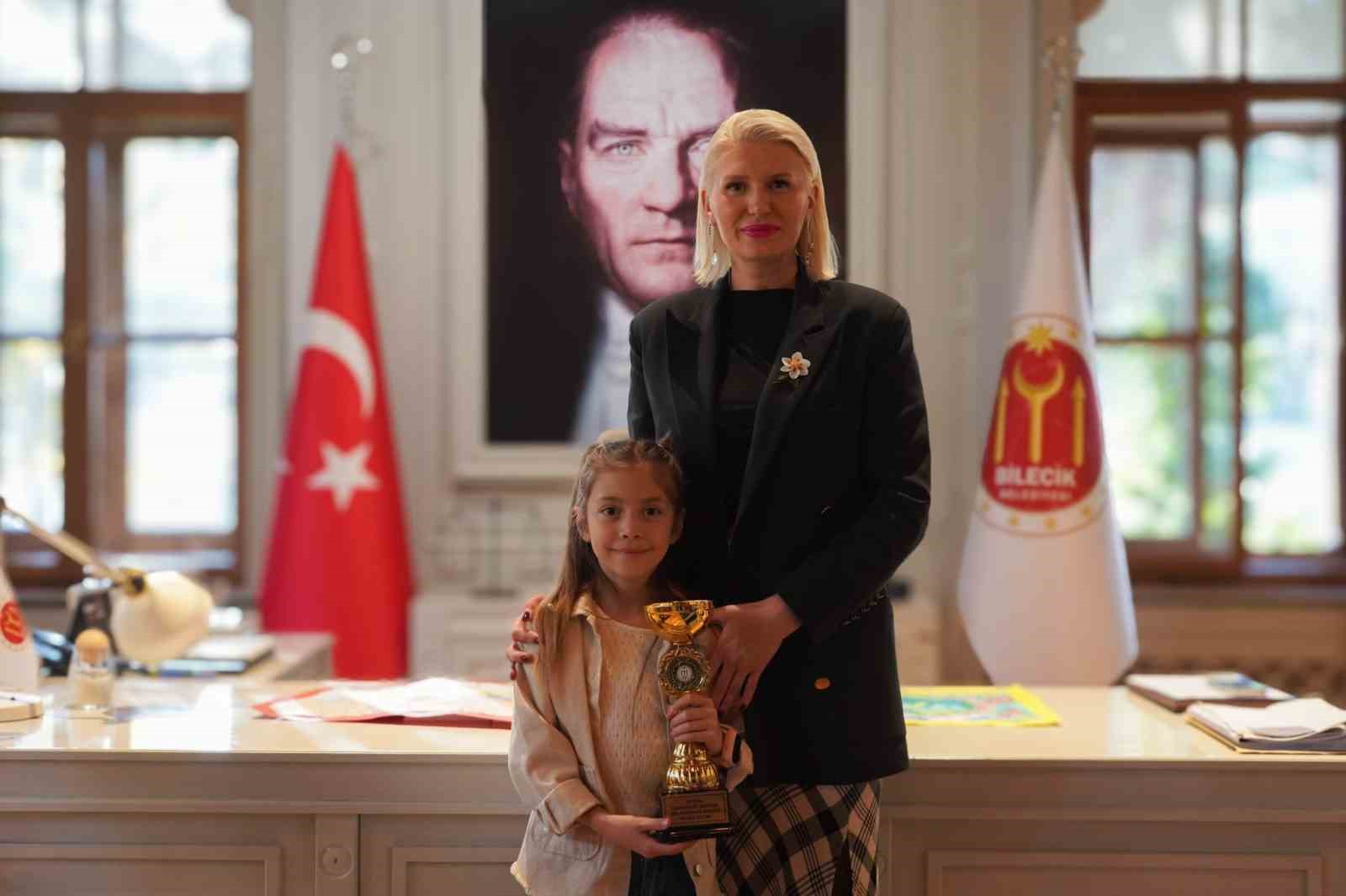 Başkan Subaşı, şiir ve resim yarışmasında dereceye girenlere ödüllerini verdi