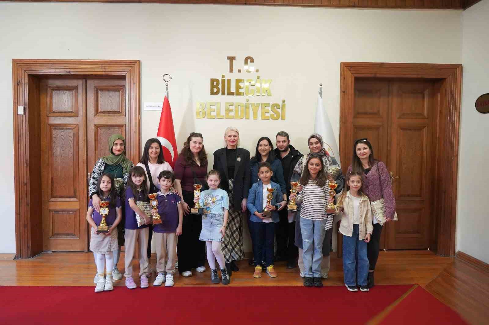 Başkan Subaşı, şiir ve resim yarışmasında dereceye girenlere &ouml;d&uuml;llerini verdi
