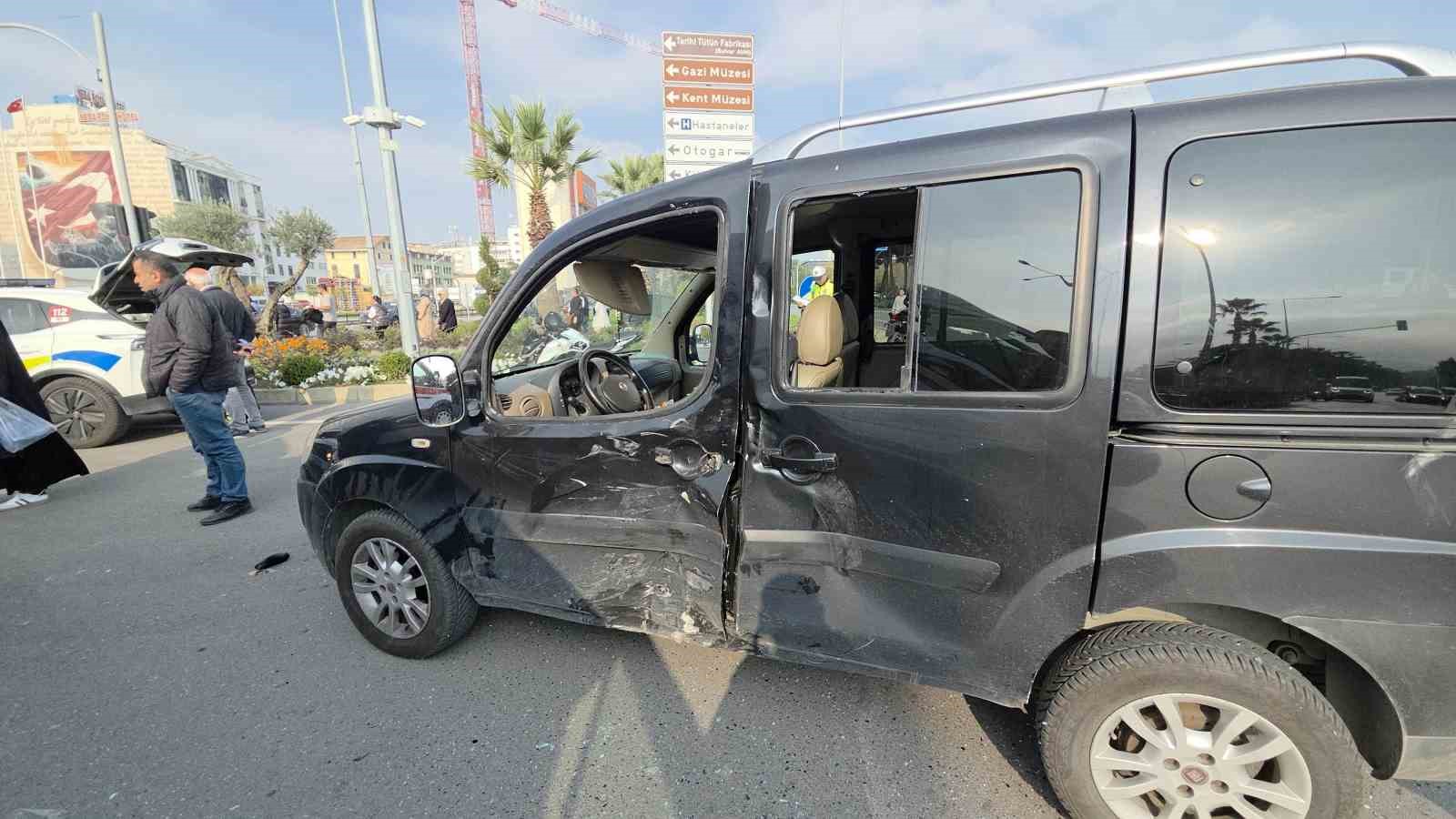 Hatalı d&ouml;n&uuml;ş kazaya yol a&ccedil;tı: 2 yaralı
