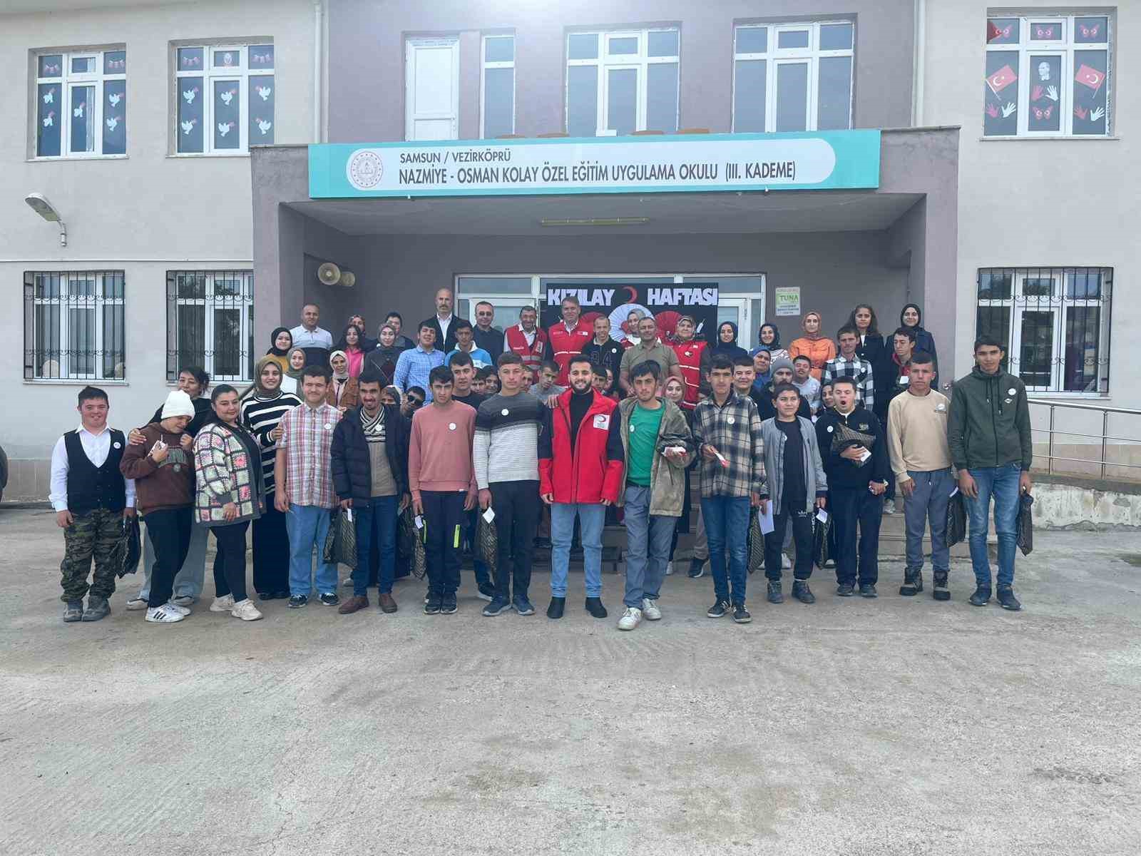 Kızılay Haftası’nda özel öğrencilere moral