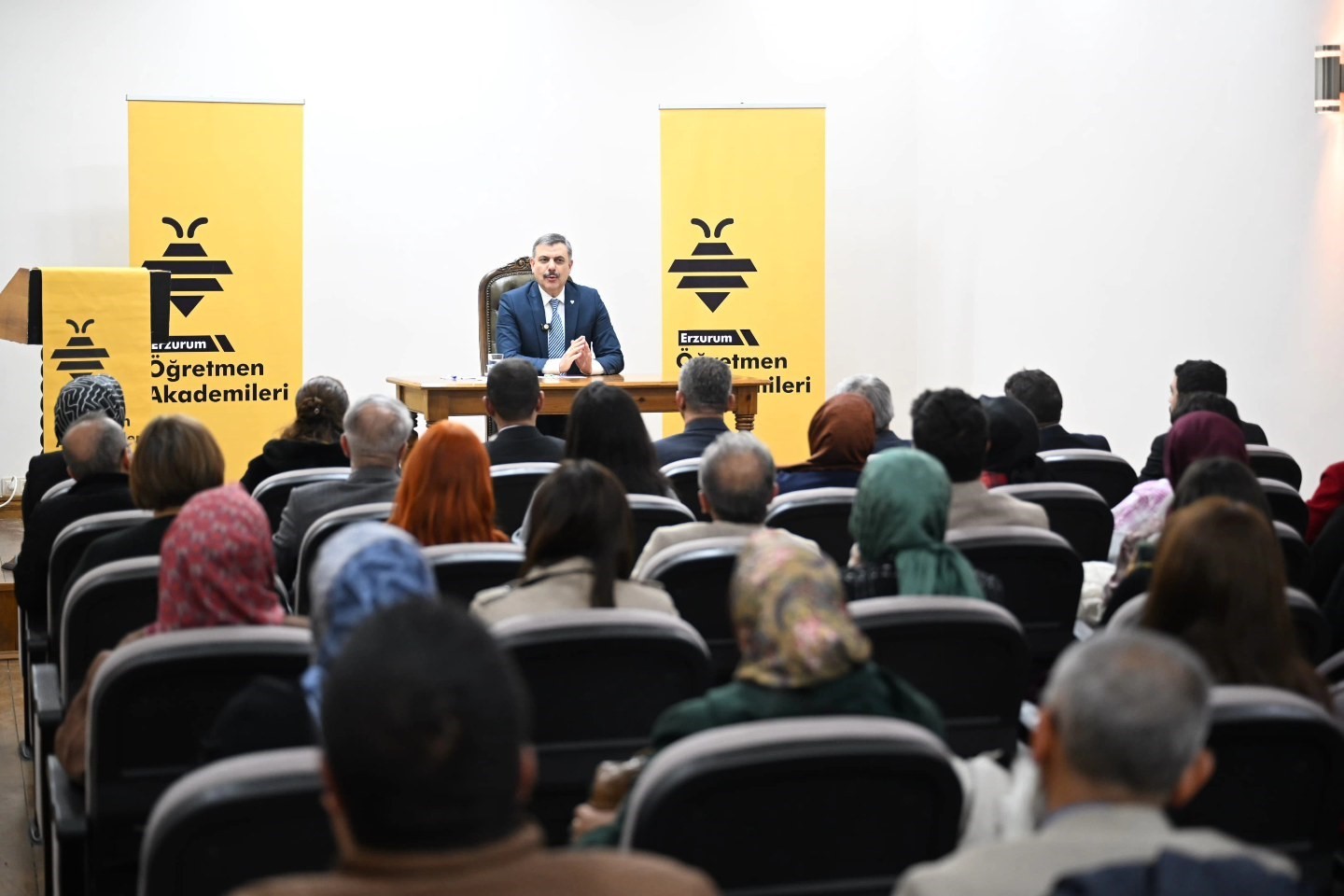 Vali Çiftçi deneyimlerini öğretmenlerle paylaştı