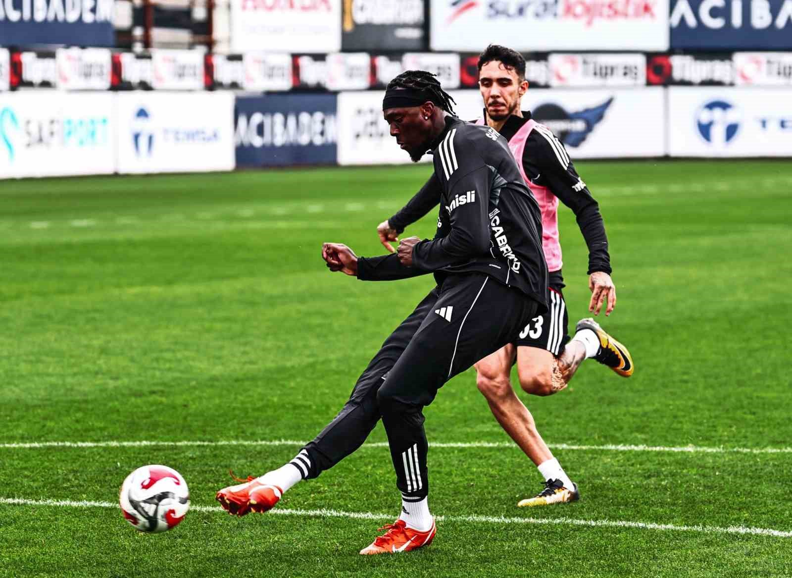 Beşiktaş 3 futbolcusundan eksik çalıştı
