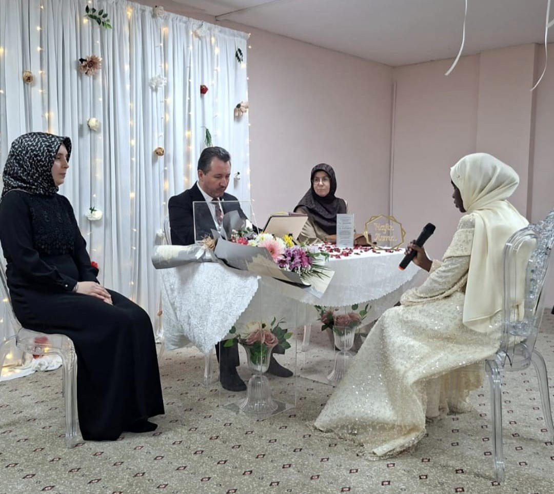 Sudanlı Tıp Fak&uuml;ltesi &ouml;ğrencisi okulunu dondurup 8 ayda hafız oldu
