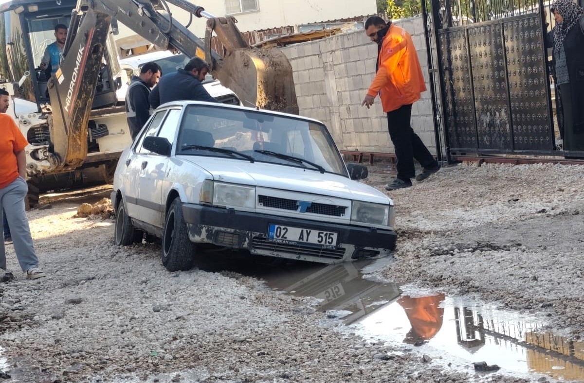Adıyaman&rsquo;da otomobil alt yapı &ccedil;ukurunda mahsur kaldı
