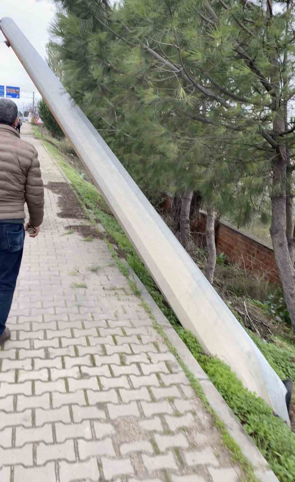 Seyir halindeki tırın açılan dorsesi PTS’ye çarptı
