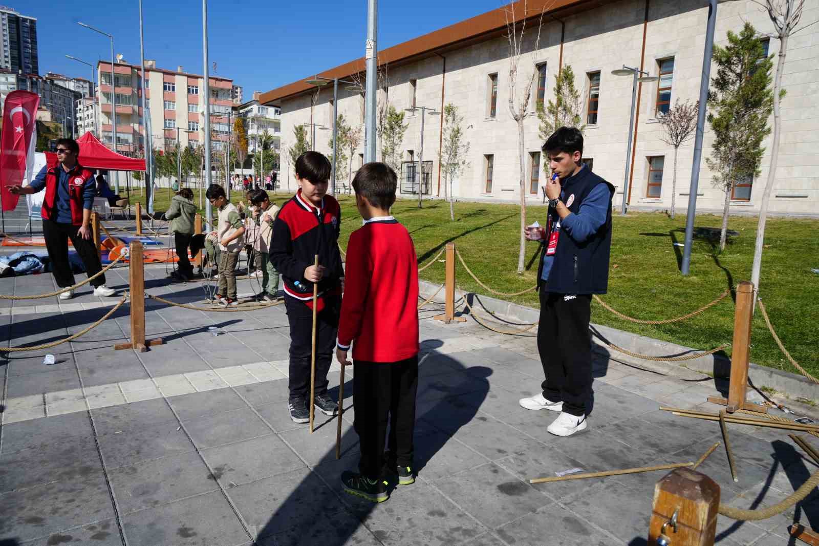 Niğde’de "Bir Tır Dolusu Mutluluk"