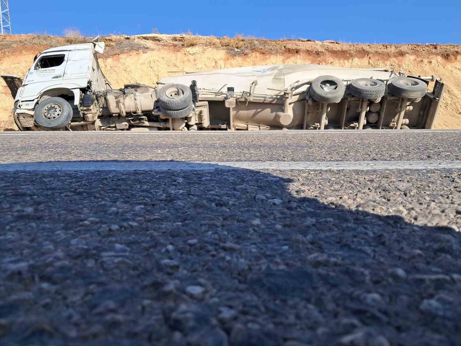 Kilis’te kamyon, tır ve beton mikseri çarpıştı