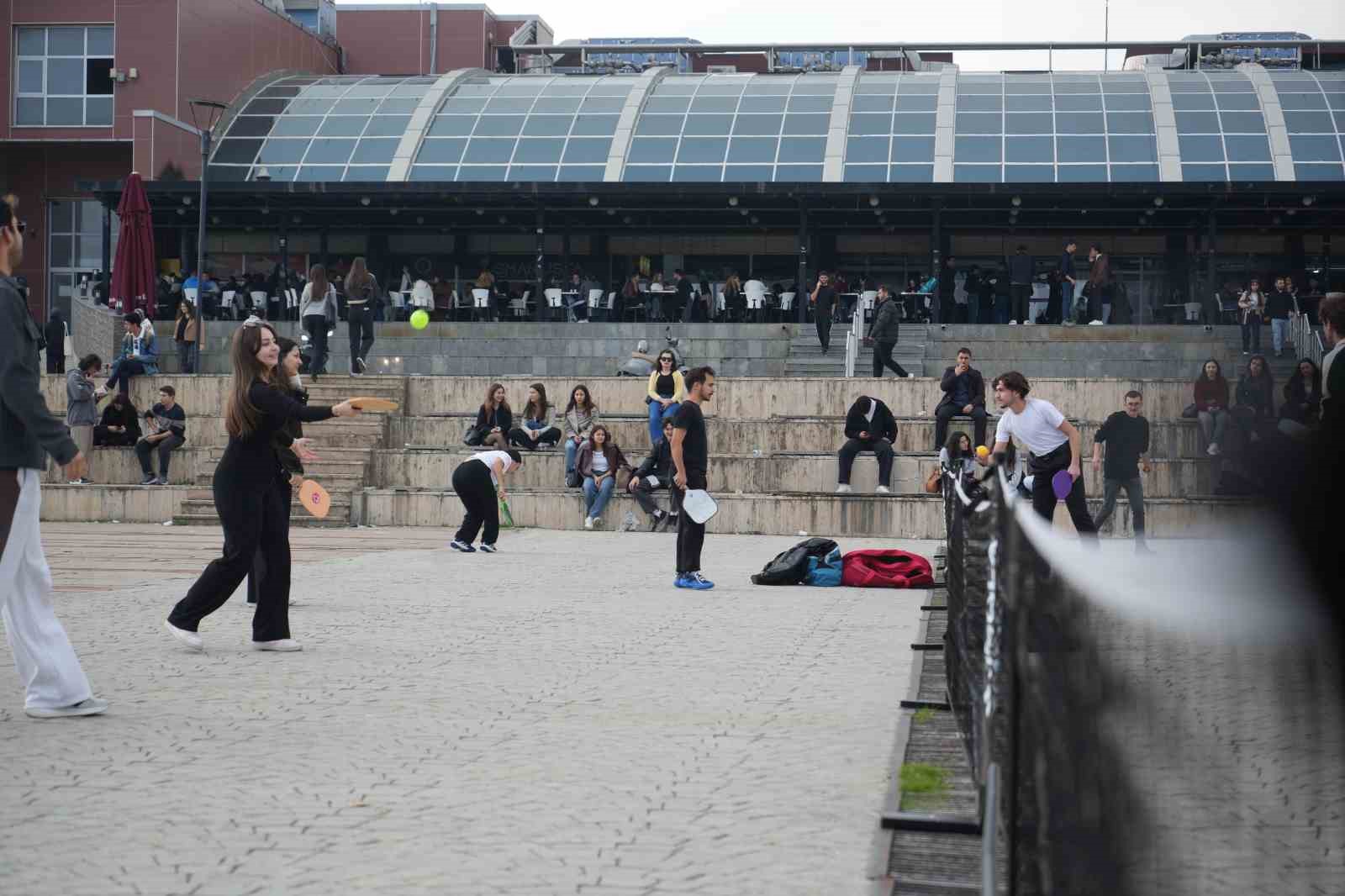 "Ekranı Bırak, Raketi Kap" etkinliğiyle teknoloji bağımlılığına karşı farkındalık oluşturuldu