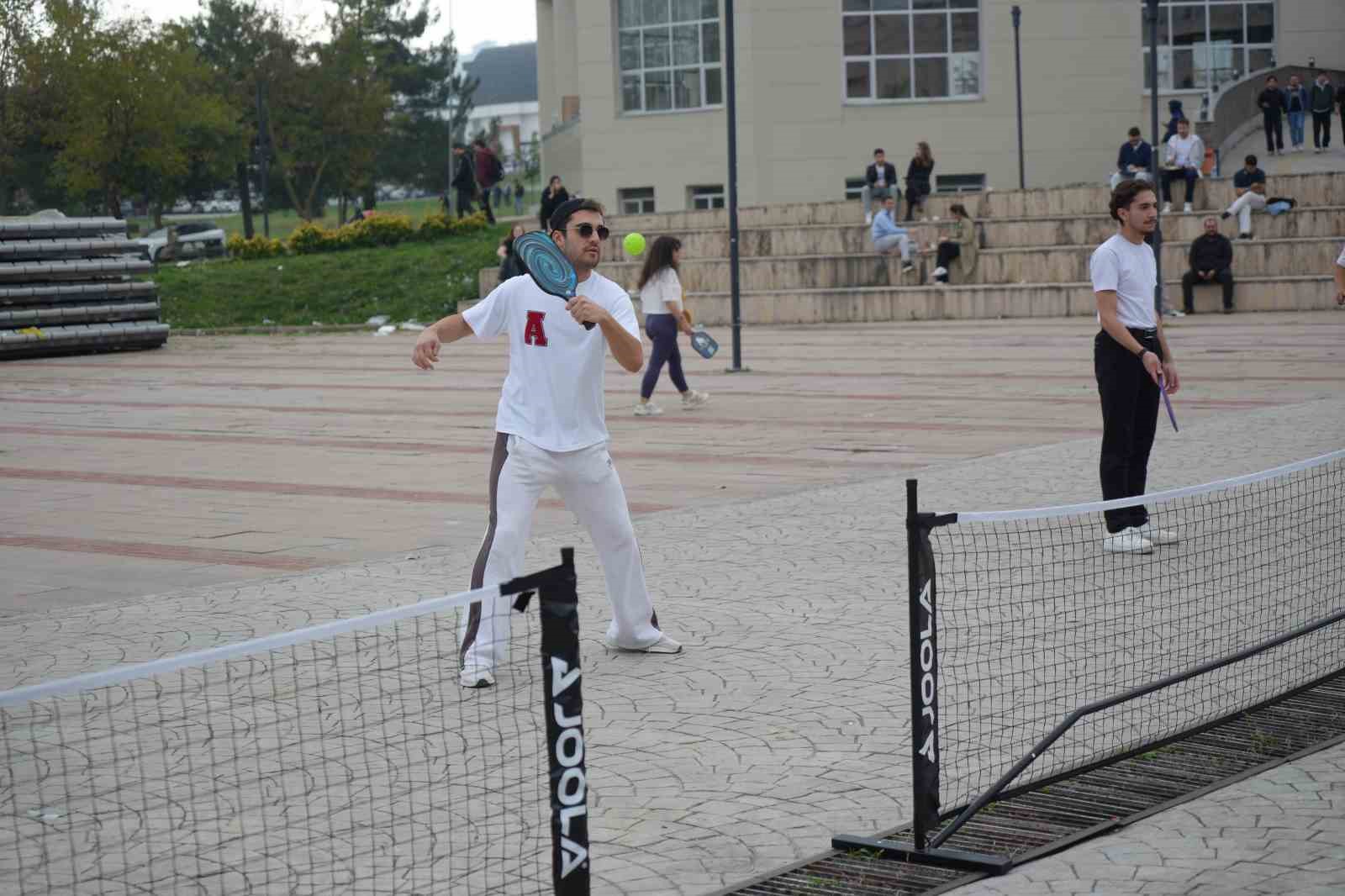 "Ekranı Bırak, Raketi Kap" etkinliğiyle teknoloji bağımlılığına karşı farkındalık oluşturuldu
