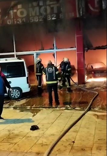 Ortağı cinayetten tutuklanan oto galeri kundaklandı, 5 ara&ccedil; k&uuml;le d&ouml;nd&uuml;
