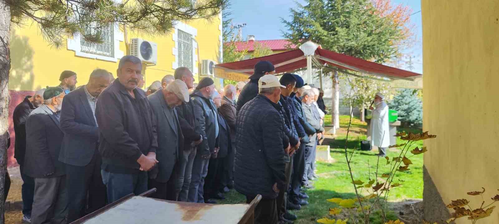 Vefat eden eşinin sa&ccedil;larını saklıyordu, tedavi g&ouml;rd&uuml;ğ&uuml; hastanede hayatını kaybetti
