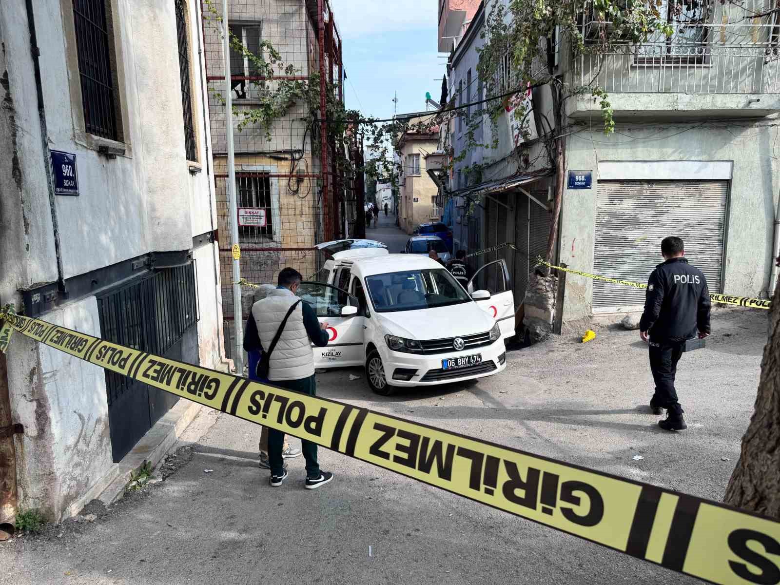 Kızılay personeli yemek dağıtırken vuruldu

