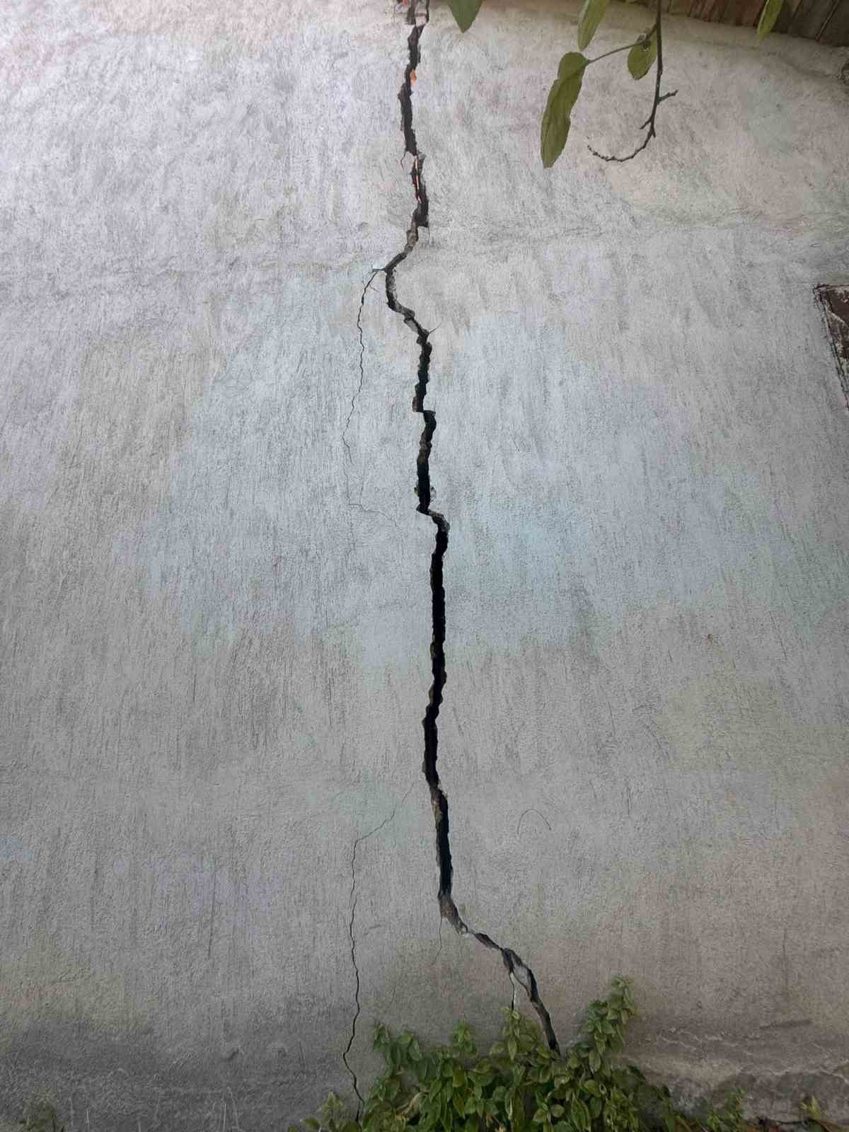 AFAD ekipleri, Eğirdir’de obruk oluşan elma bahçesinde inceleme yaptı