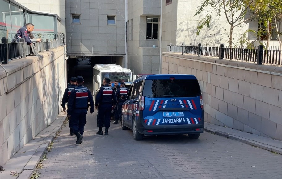 Aksaray’da 1 kişiyi öldürüp, 2 kişiyi yaralayan zanlı adliyede