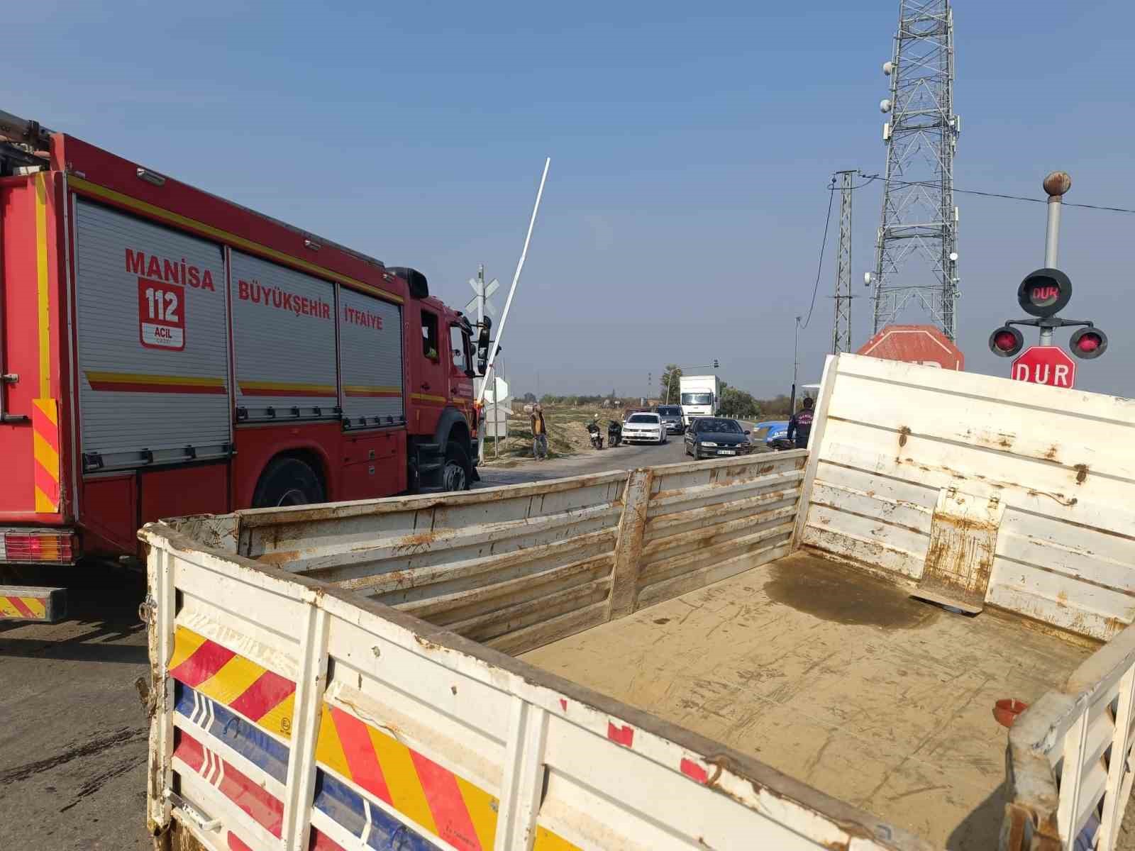 Turgutlu&rsquo;da hemzemin ge&ccedil;itte kaza: Kamyonetin kasası koptu
