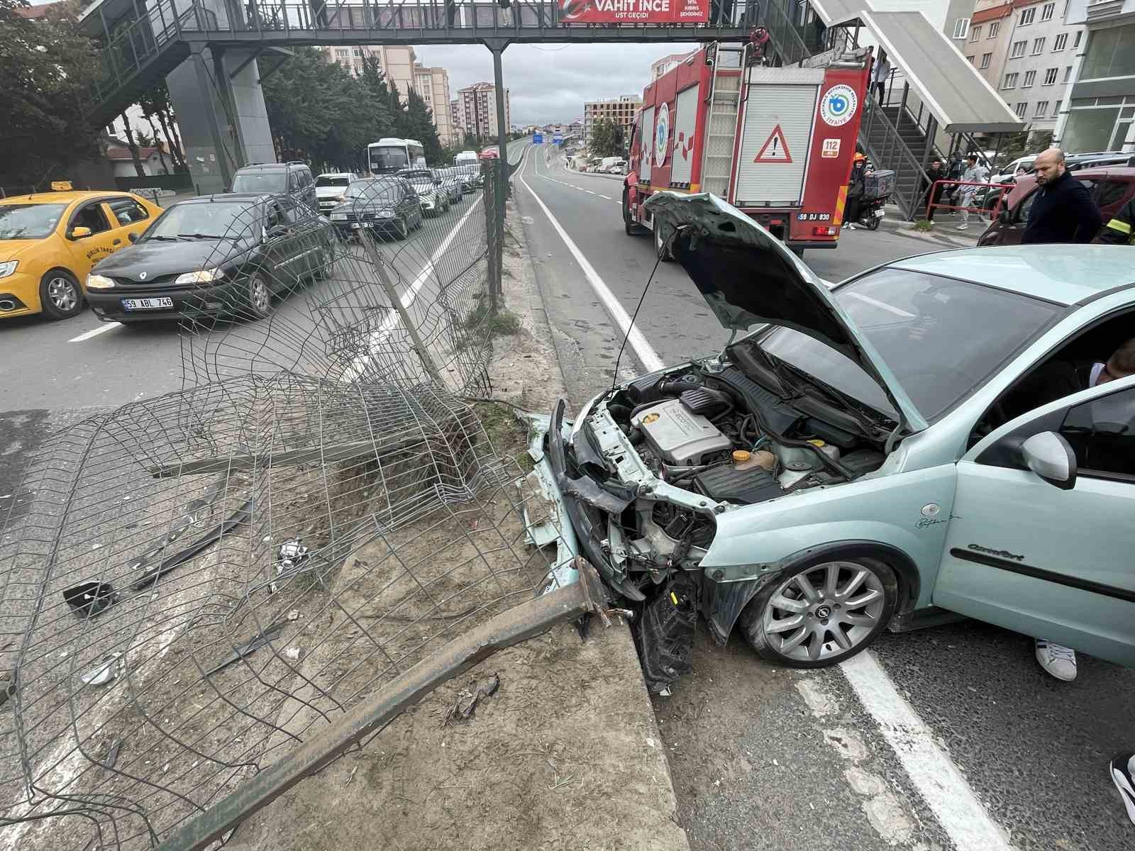 Hafif ticari ara&ccedil; ile otomobil &ccedil;arpıştı: Yol trafiğe kapandı
