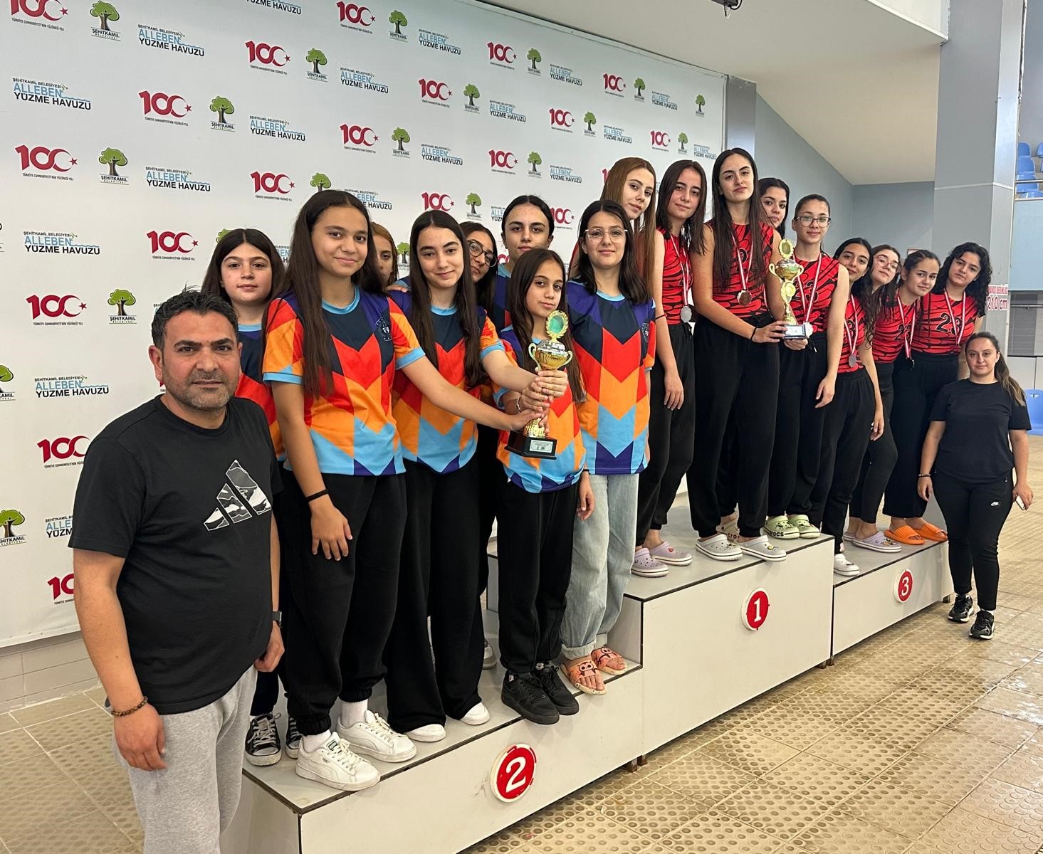 Elazığlı sporculardan su topunda b&uuml;y&uuml;k başarı
