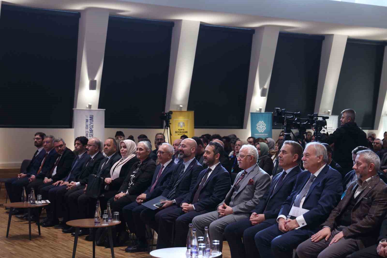 "4. Uluslararası Balkanlarda Türkçe Öğretimi ve Türkoloji Sempozyumu" Konya Büyükşehir ev sahipliğinde başladı