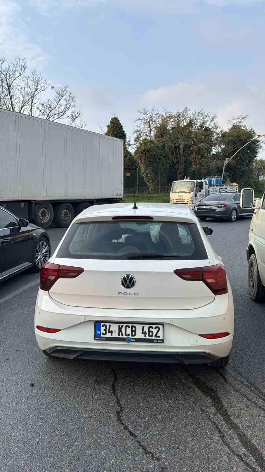 Otomobil ile servis &ccedil;arpıştı: 1 yaralı
