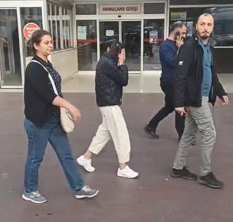 Yaşından büyük cezası olan kadın hırsız kameraları görünce yüzünü gizlemeye çalıştı