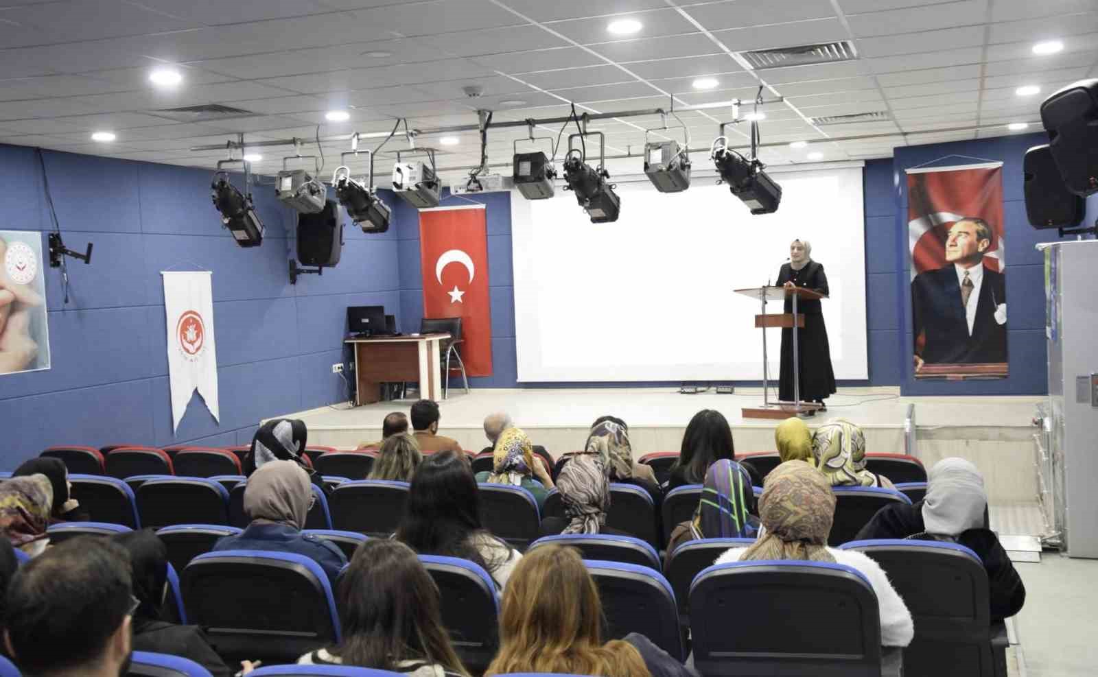 Muş’ta &quot;Çocukluk Çağı Travmaları ve Mücadele&quot; konulu eğitim düzenlendi