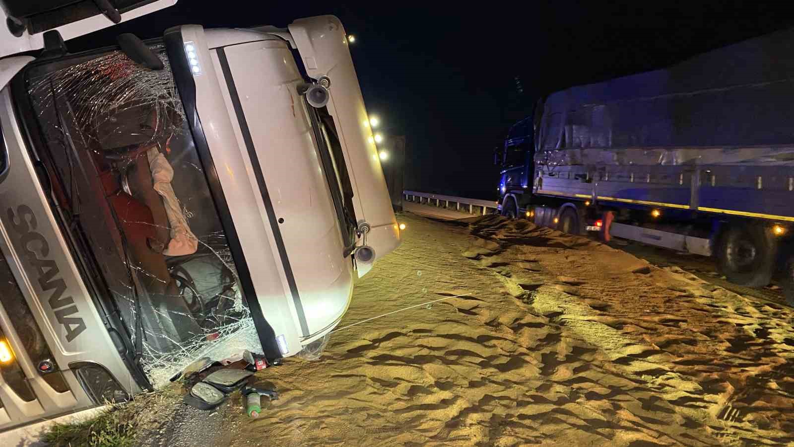 Tır devrildi, saçılan hayvan yemi yolu kapattı