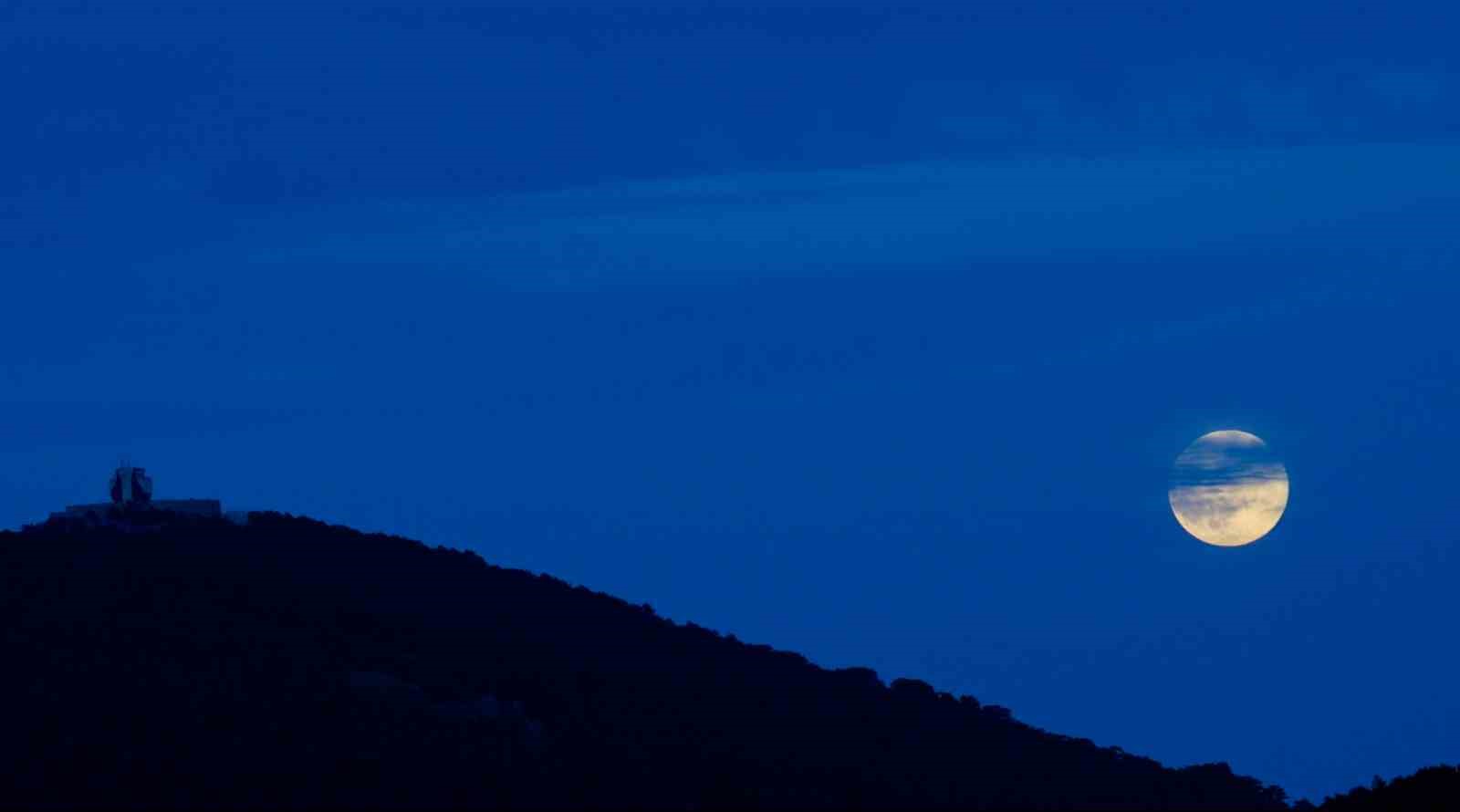 Spil Dağı’nın eşsiz manzarası "Kunduz Süper Ay" ile aydınlandı