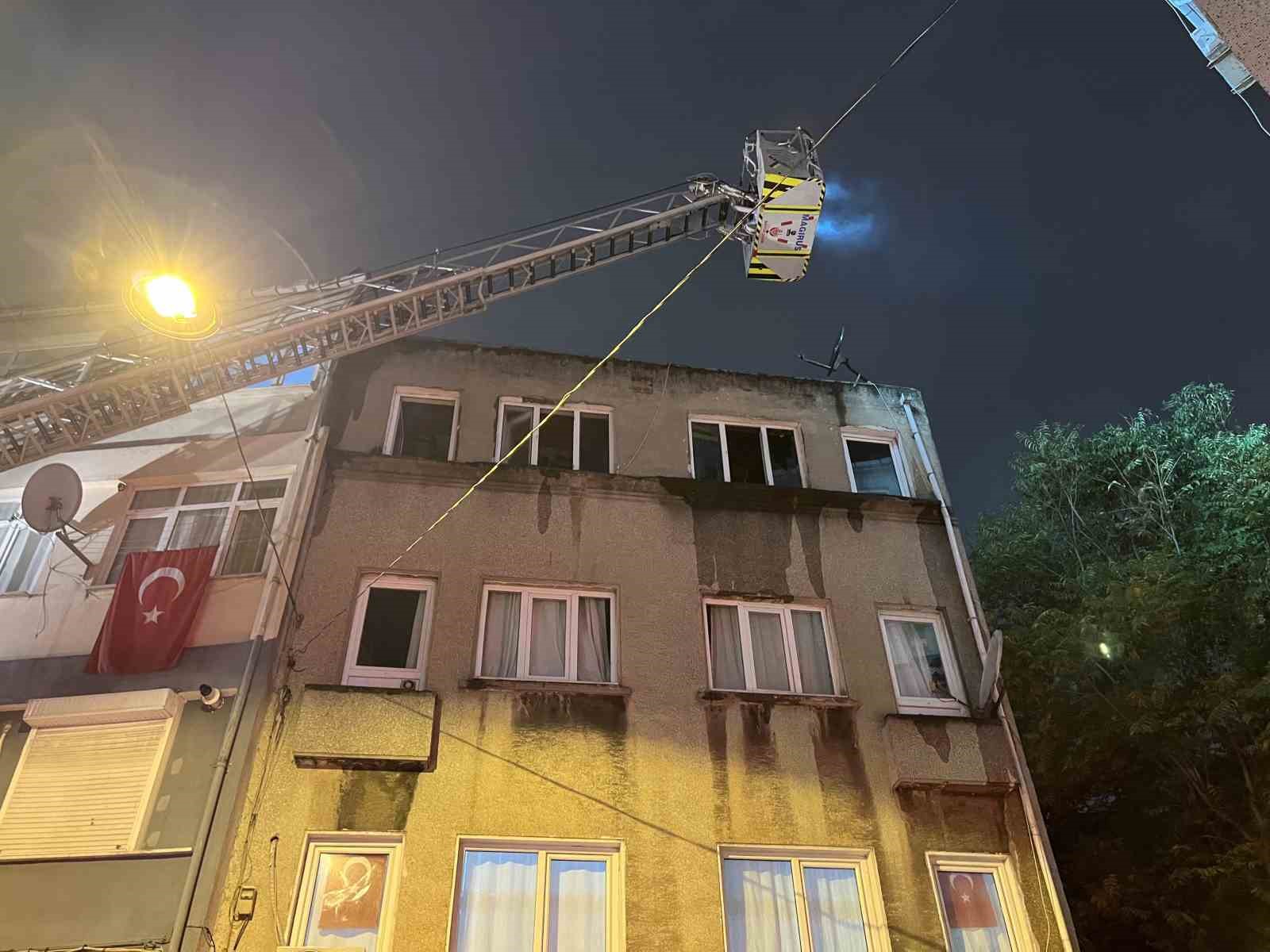 Fatih’te 3 katlı binanın çatısında korkutan yangın