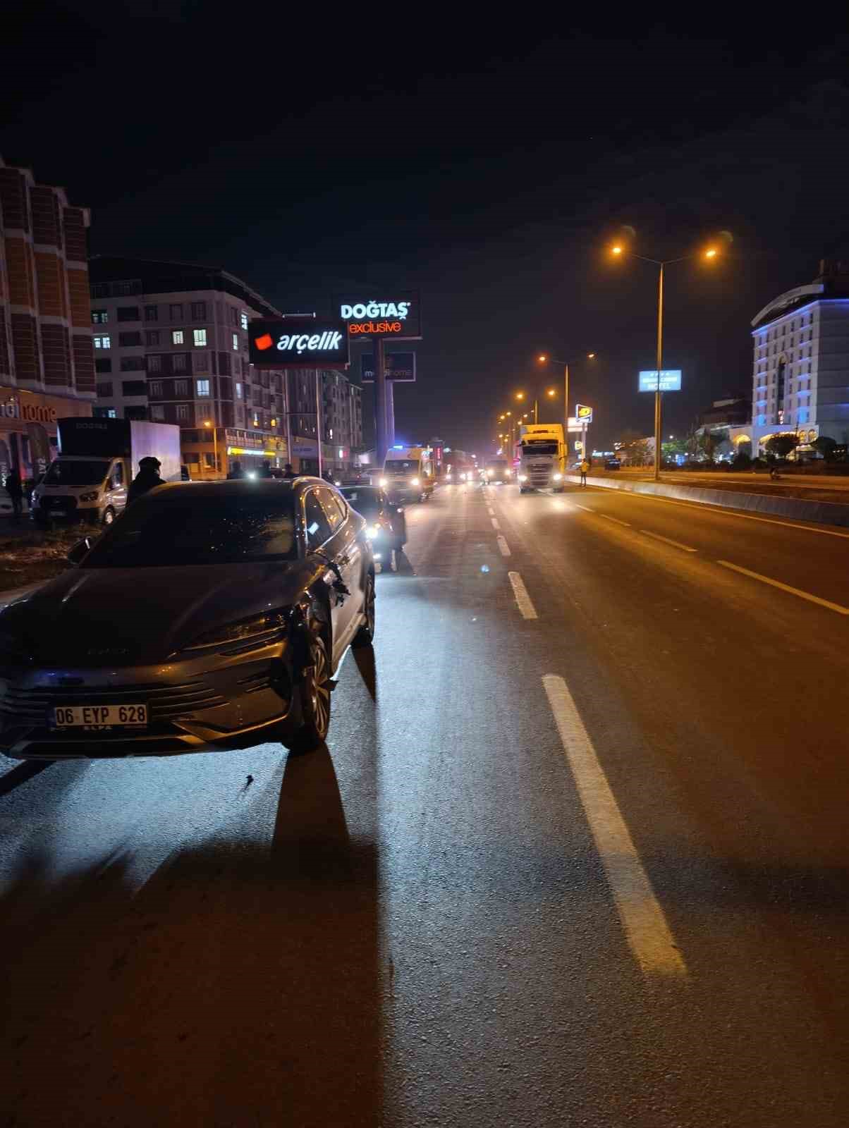 Yolun karşısına ge&ccedil;meye &ccedil;alışan 2 kadına otomobil &ccedil;arptı: 1 &ouml;l&uuml;, 1 ağır yaralı

