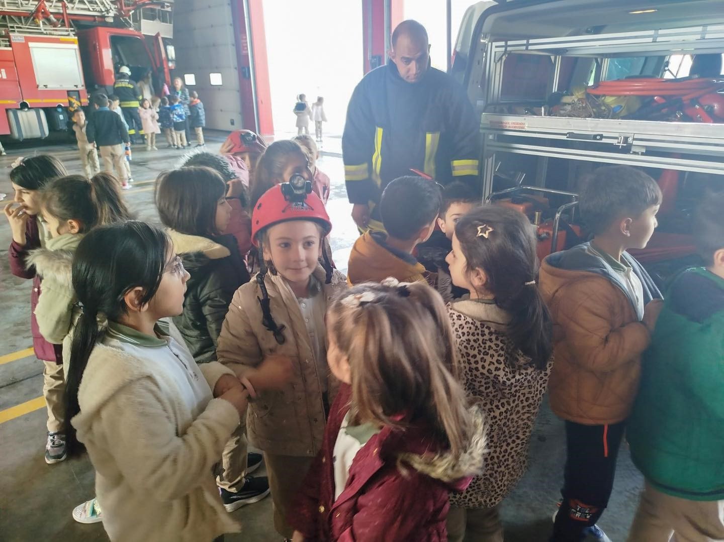 Minik öğrenciler itfaiyecilik mesleğini yerinde öğrendi