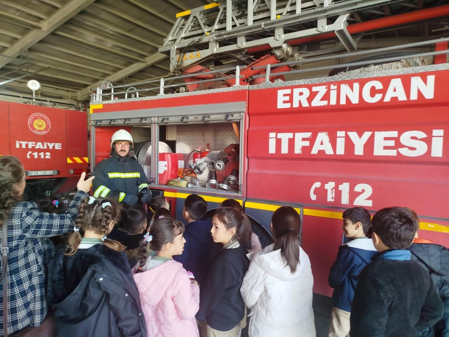 Minik &ouml;ğrenciler itfaiyecilik mesleğini yerinde &ouml;ğrendi
