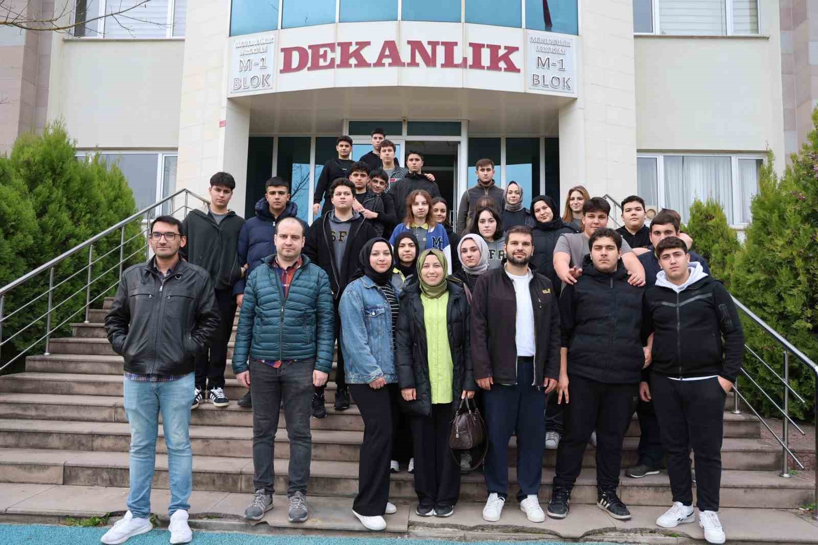 Liseli gen&ccedil;ler D&uuml;zce &Uuml;niversitesi&rsquo;ni inceledi
