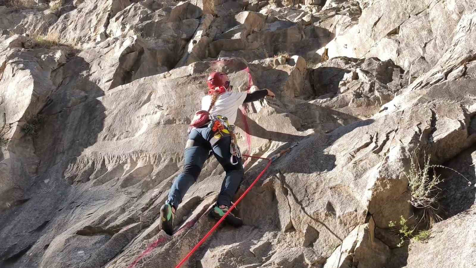 Gençlerden zorlu tırmanış eğitimi