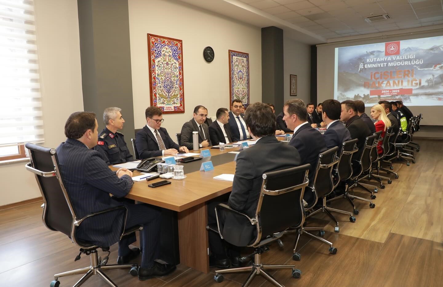 Vali Işın: "Vatandaşlarımızın g&uuml;venliği i&ccedil;in gece g&uuml;nd&uuml;z demeden &ccedil;alışmayı s&uuml;rd&uuml;receğiz"
