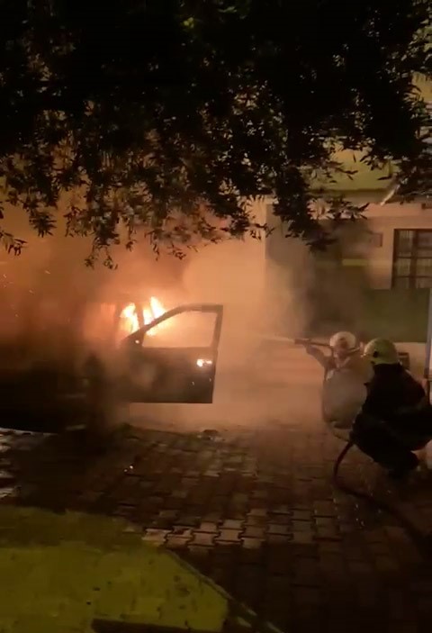 Park halindeki otomobil alevlere teslim oldu
