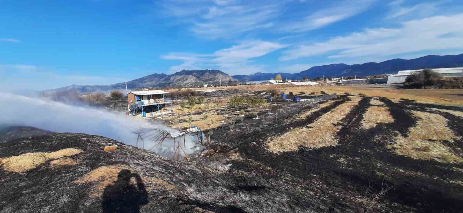 Bucak’ta arazi yangını itfaiye ekiplerince söndürüldü