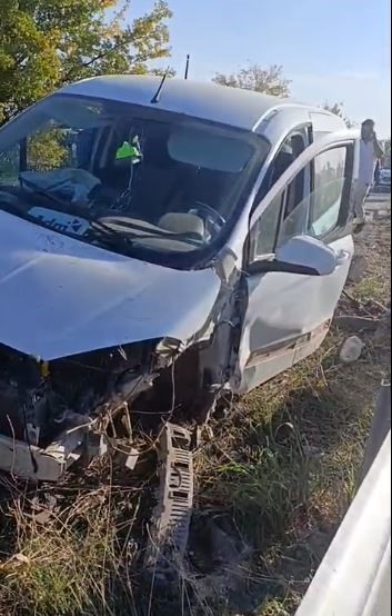 Otomobille çarpışan traktör ikiye bölündü