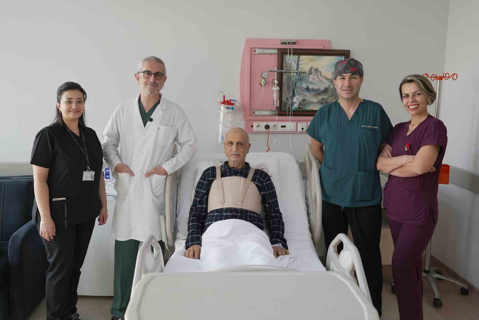 Malatya’da kalp tümörü ve üç damar tıkanıklığı aynı ameliyatta tedavi edildi