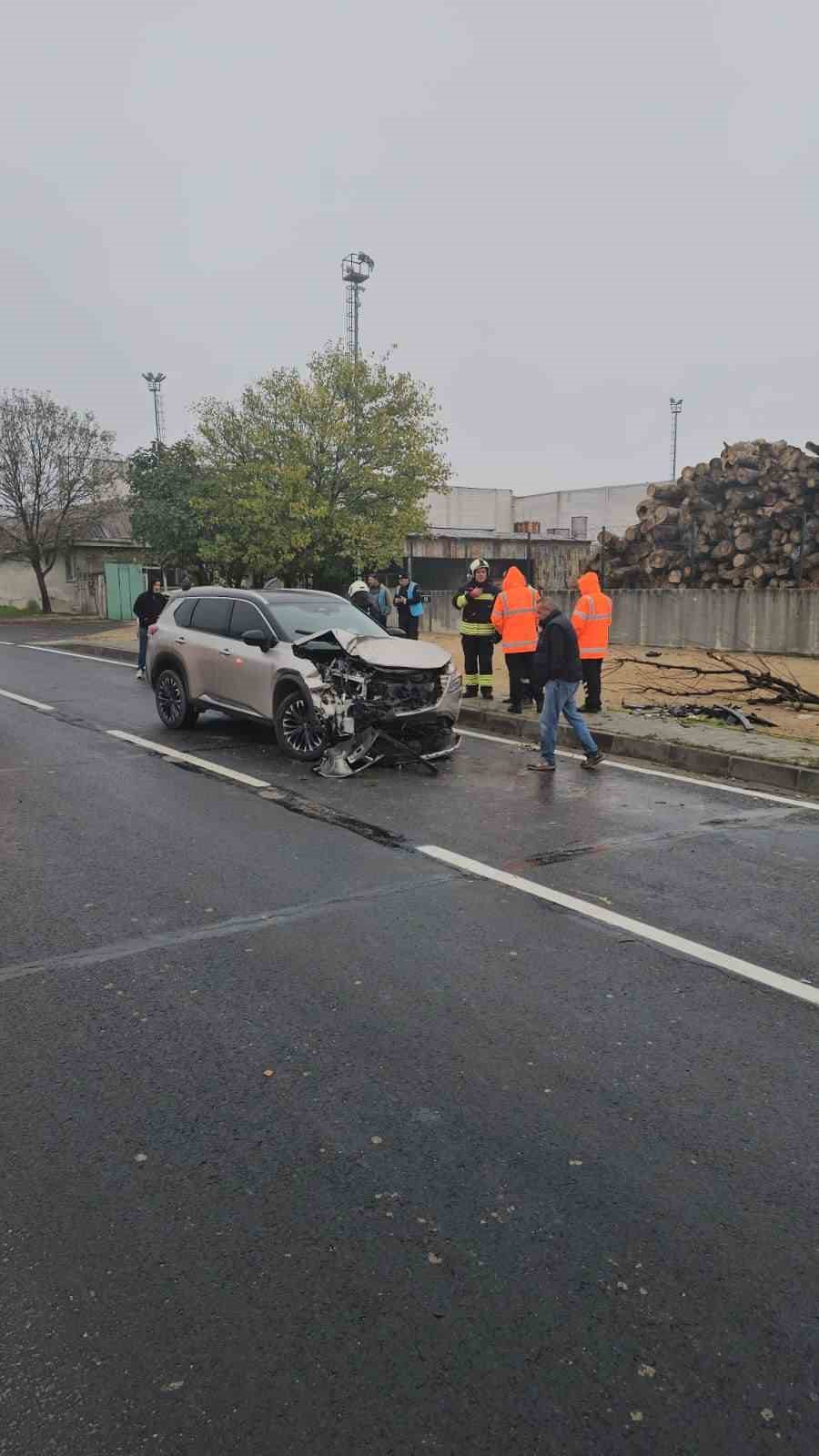 Yağışlı yolda kayan otomobil karşı şeride ge&ccedil;erek kaza yaptı: 1 yaralı
