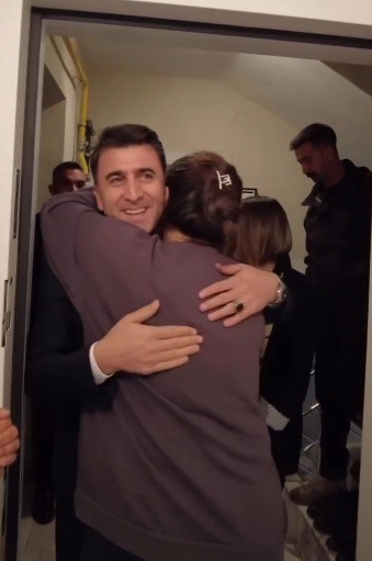 Valiyi sosyal medyadan davet etti, kapıda görünce büyük mutluluk yaşadı