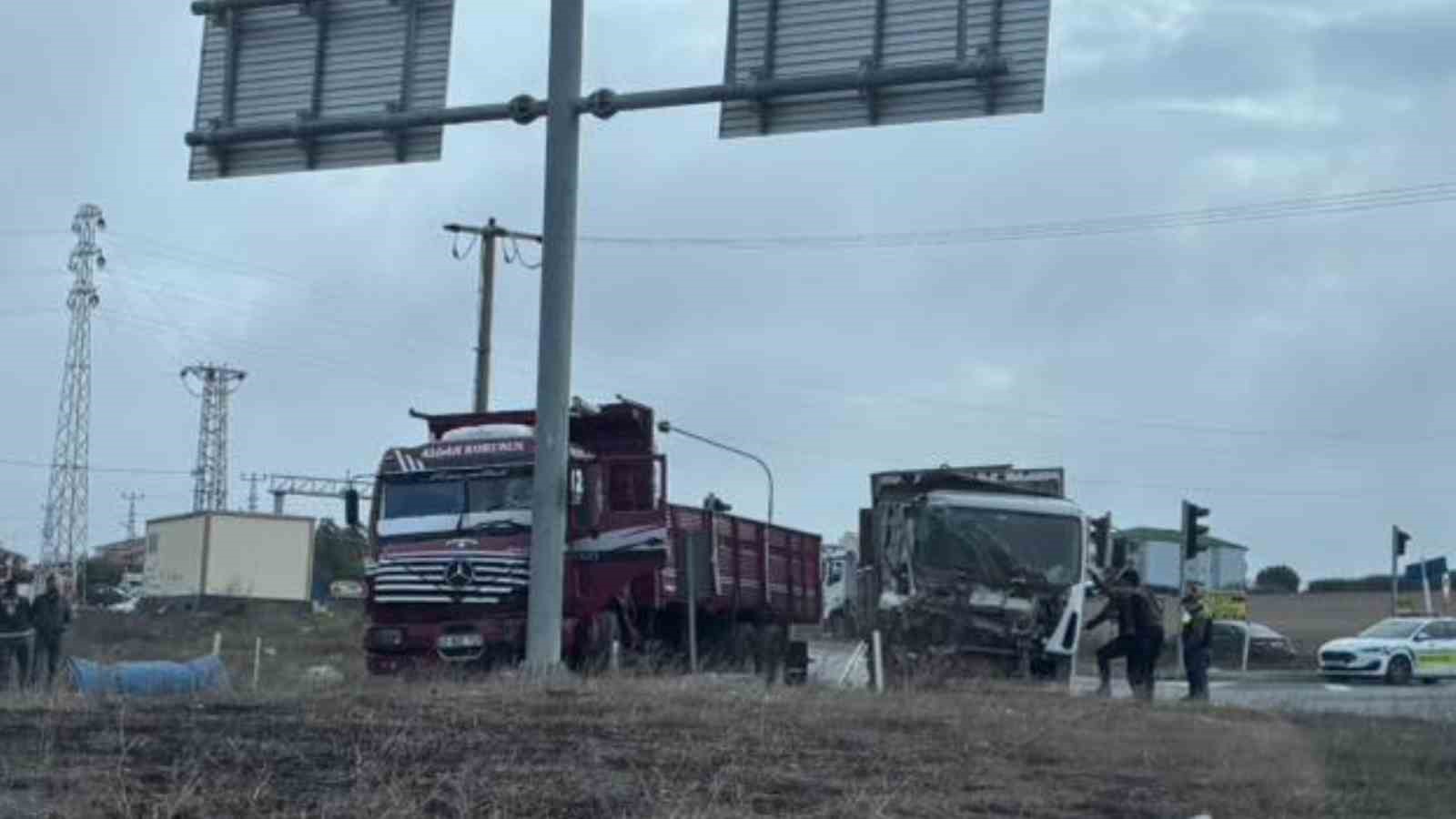 Işıklı kavşakta 2 kamyon çarpıştı: Sürücüler yaralandı