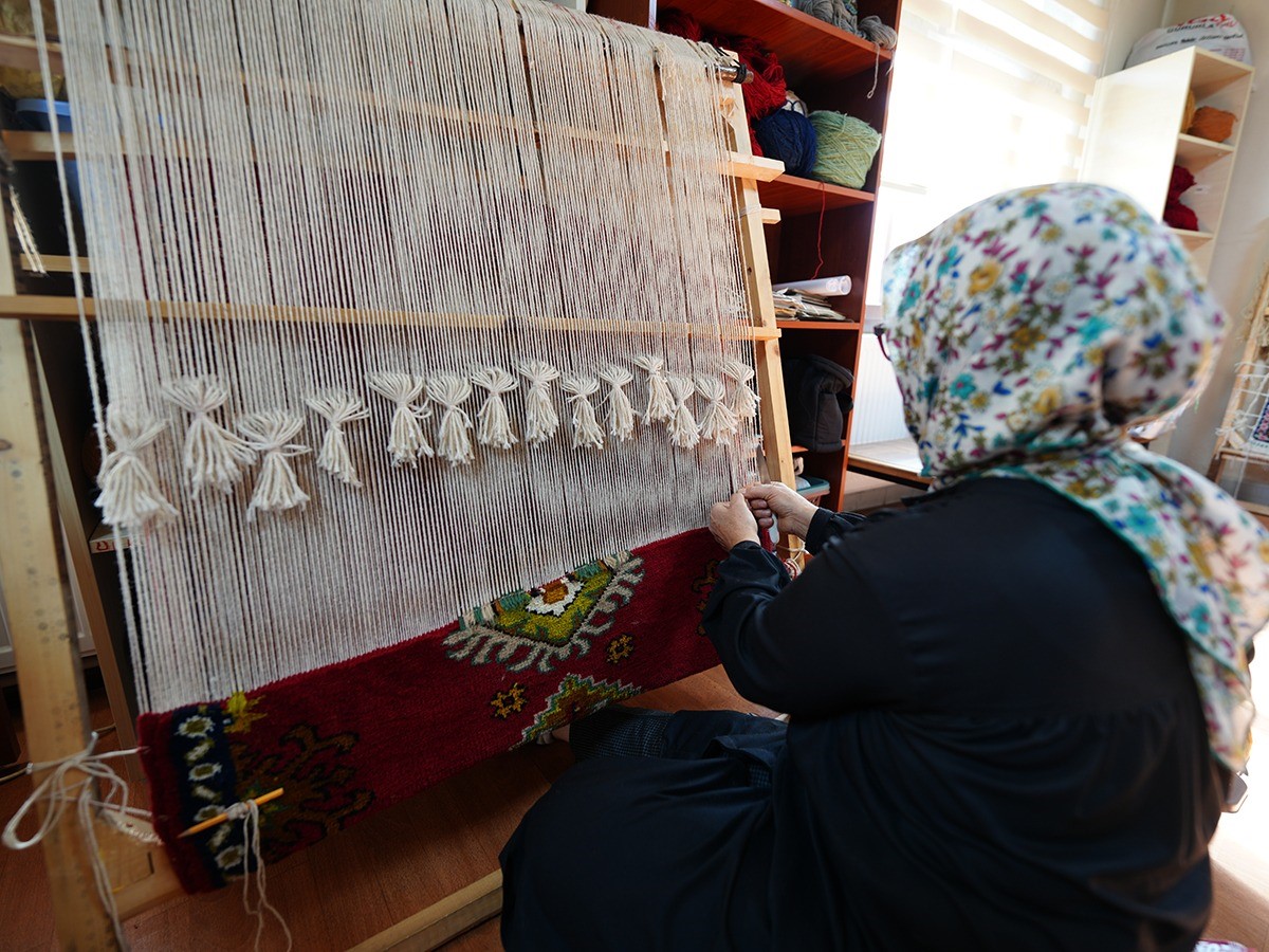 Hem geleneksel sanatları yaşatıyorlar hem de aile bütçelerine katkı sağlıyorlar